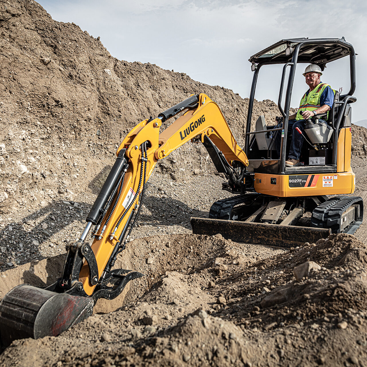 Escavadeira à venda no RS em operação de construção