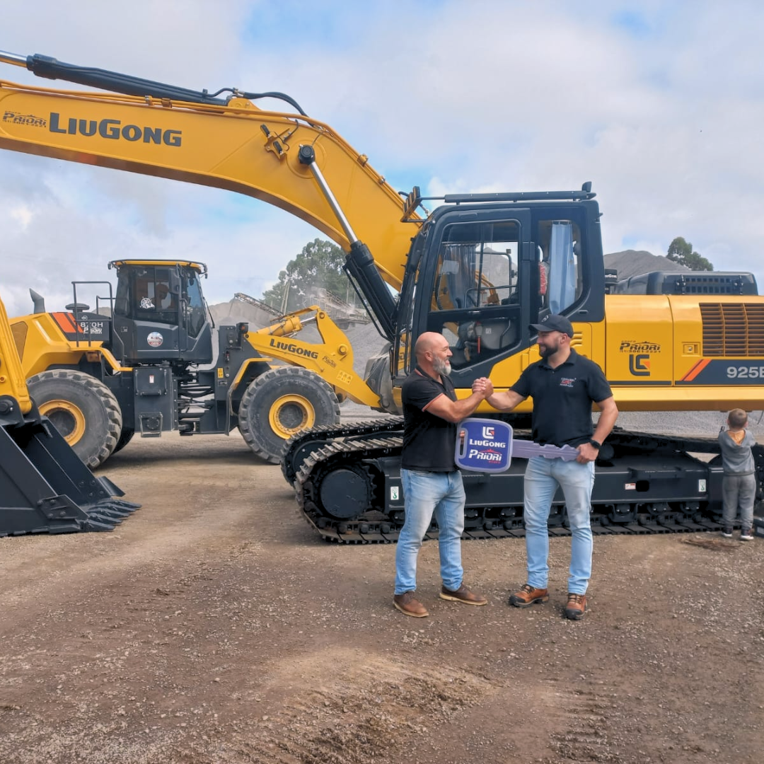 entrega de escavadeira priori rs