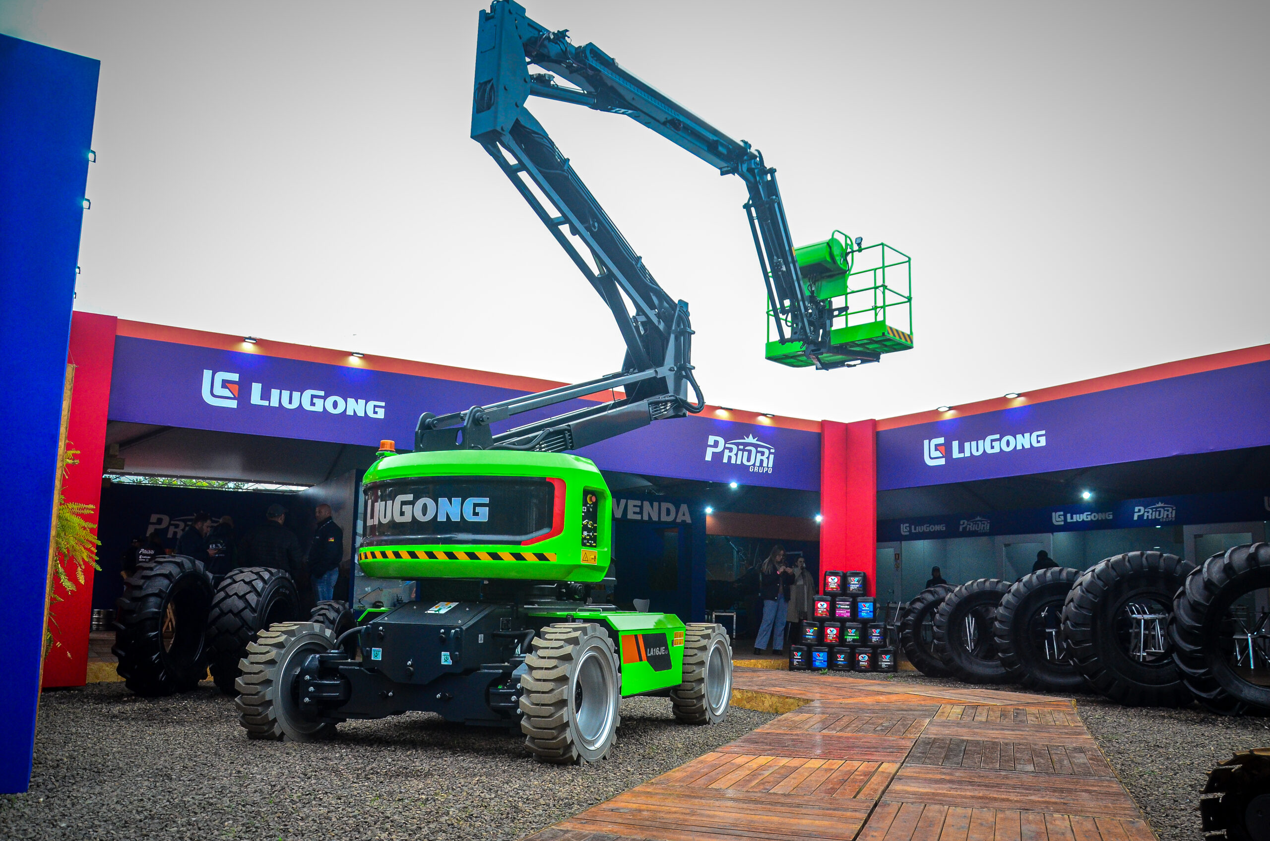 Plataforma elevatória articulada